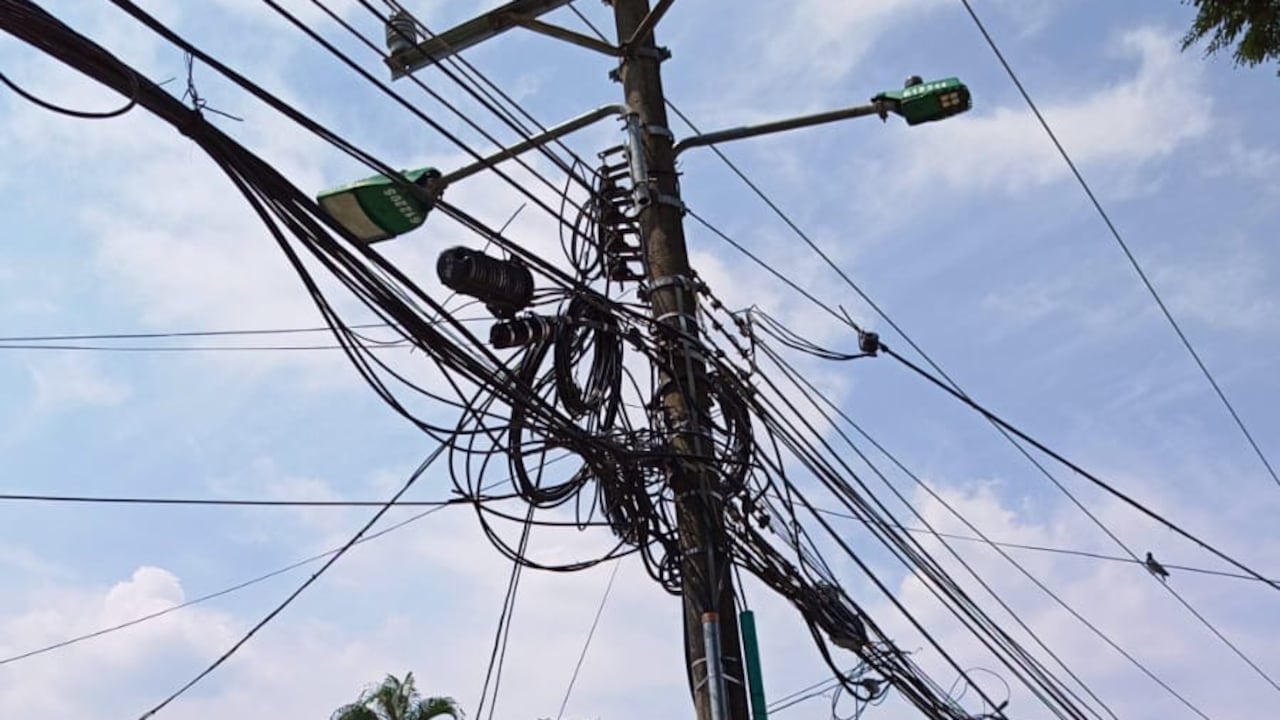 Vecinos de Los Cámbulos alertan por un poste inclinado que, según residentes, empeoró tras el terremoto del 10 de agosto.