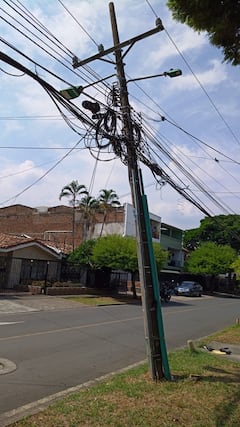 Vecinos de Los Cámbulos alertan por un poste inclinado que, según residentes, empeoró tras el terremoto del 10 de agosto.