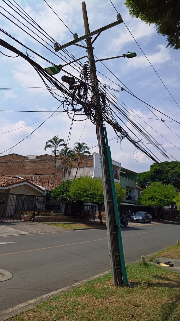 Vecinos de Los Cámbulos alertan por un poste inclinado que, según residentes, empeoró tras el terremoto del 10 de agosto.