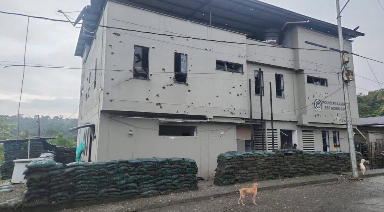 Así quedó la estación de Policía de Sipí, Chocó, tras el ataque del ELN; ningún uniformado salió herido.