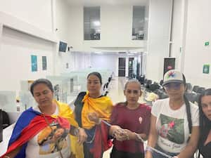 Algunas madres se encadenaros para poder exigir respuestas por parte de la Superintendencia de Salud.