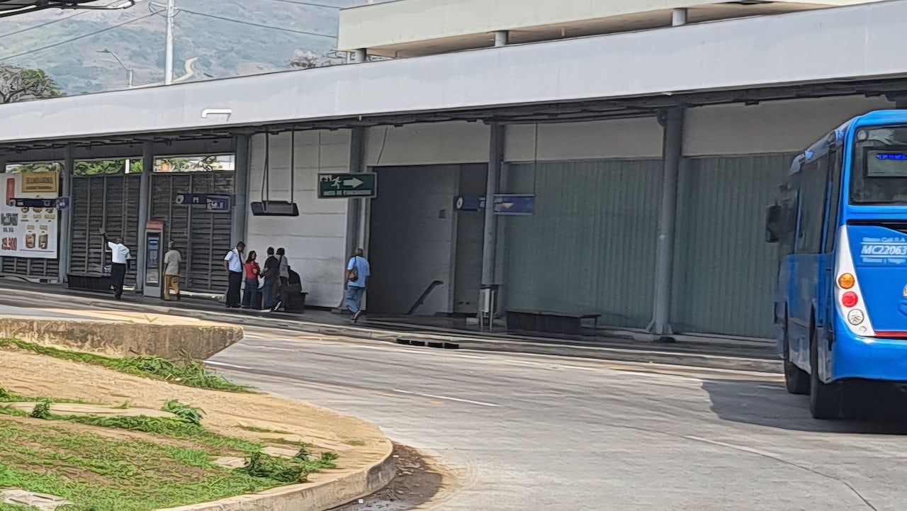 La inspección policial permitió establecer que el maletín contenía prendas de vestir deterioradas y no representaba una amenaza.