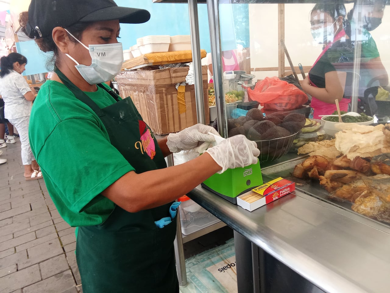 Las cocineras son las encargadas también de atender como reyes a los comensales que ahora se agolpan en el tradicional parque Caldas de la capital del Cauca.
