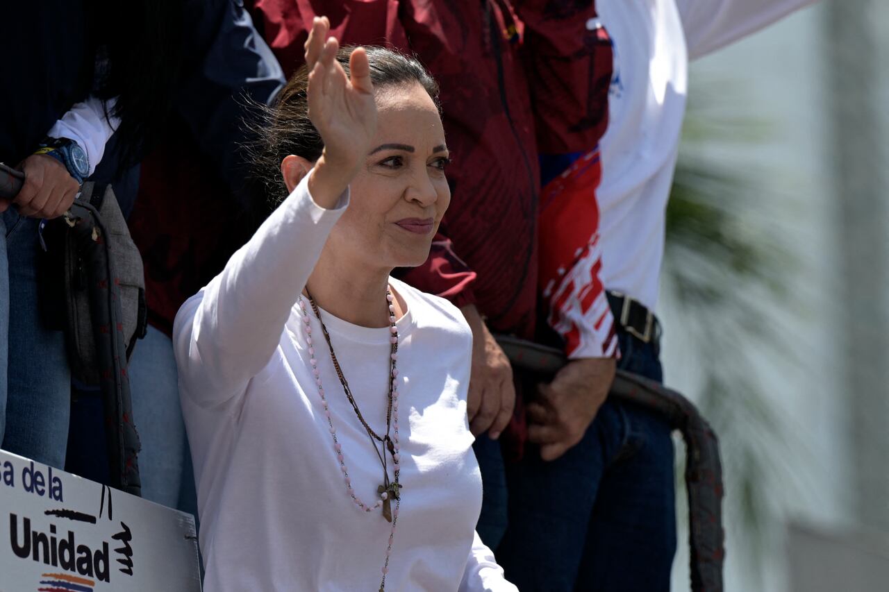La líder de la oposición venezolana María Corina Machado saluda desde lo alto de un camión durante una manifestación para protestar por los resultados de las elecciones presidenciales, en Caracas el 3 de agosto de 2024. Venezuela se preparó para nuevas protestas después de que la disputada victoria electoral del presidente Nicolás Maduro fuera ratificada en la víspera, y un número creciente de naciones reconocieron a su rival de la oposición como el verdadero ganador. (Foto de Yuri CORTEZ / AFP)