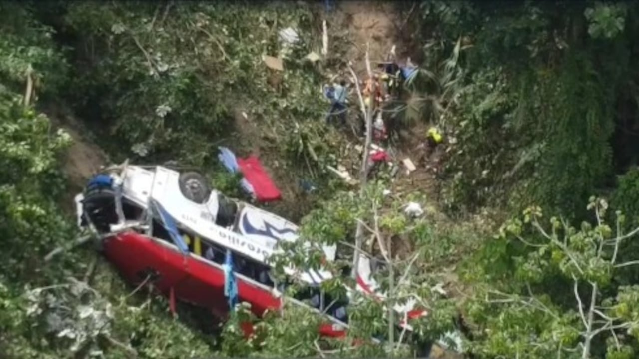 Abren investigación contra Brasilia tras trágico accidente de bus que dejó nueve muertos en Santander.