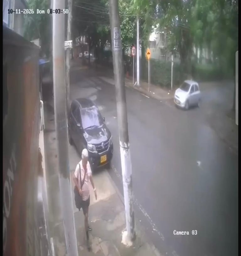 Cámaras de seguridad registraron el momento en que un hombre se habría llevado un maletín negro que estaba junto a una motocicleta en el barrio Buenos Aires, en Cali.