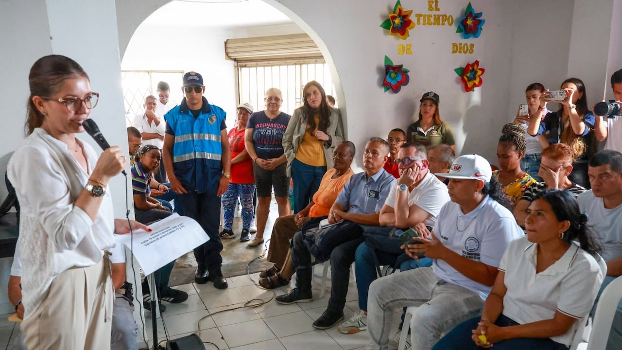 Funcionarios de la Alcaldía de Cali y habitantes del barrio Alirio Mora Beltrán participaron en una mesa de trabajo interinstitucional, donde se priorizaron necesidades y se definieron rutas de atención en empleo, educación y desarrollo comunitario.