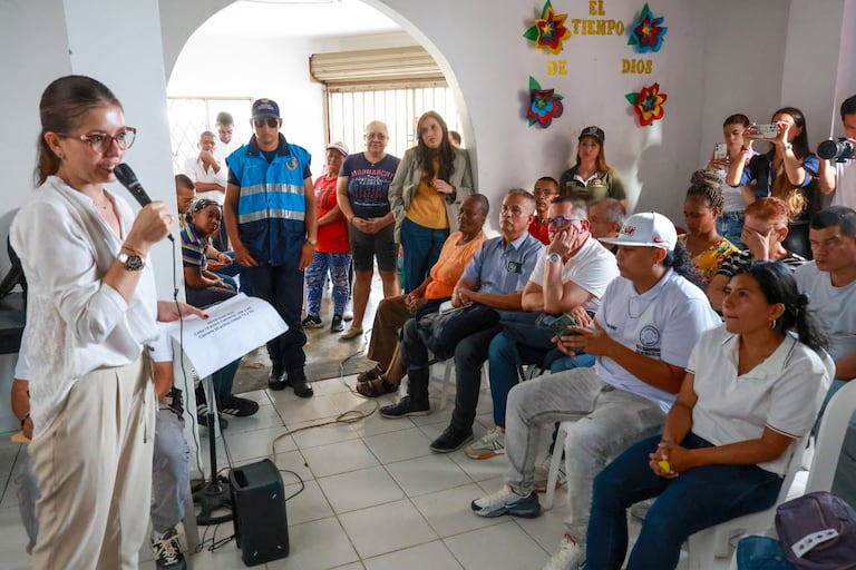 Funcionarios de la Alcaldía de Cali y habitantes del barrio Alirio Mora Beltrán participaron en una mesa de trabajo interinstitucional, donde se priorizaron necesidades y se definieron rutas de atención en empleo, educación y desarrollo comunitario.
