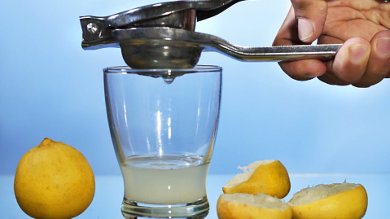 Contiene vitamina B, C y P e incluye minerales como el magnesio, potasio, hierro, fósforo y flúor, por lo que además de su delicioso sabor ácido, es la razón por la que es usado en diversas comidas.