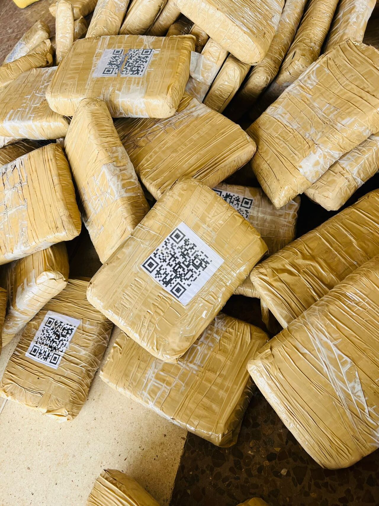 El Ejército Nacional incautó más de 2,5 toneladas de marihuana y 346 kilos de cocaína en zona rural de Paz de Ariporo, Casanare.