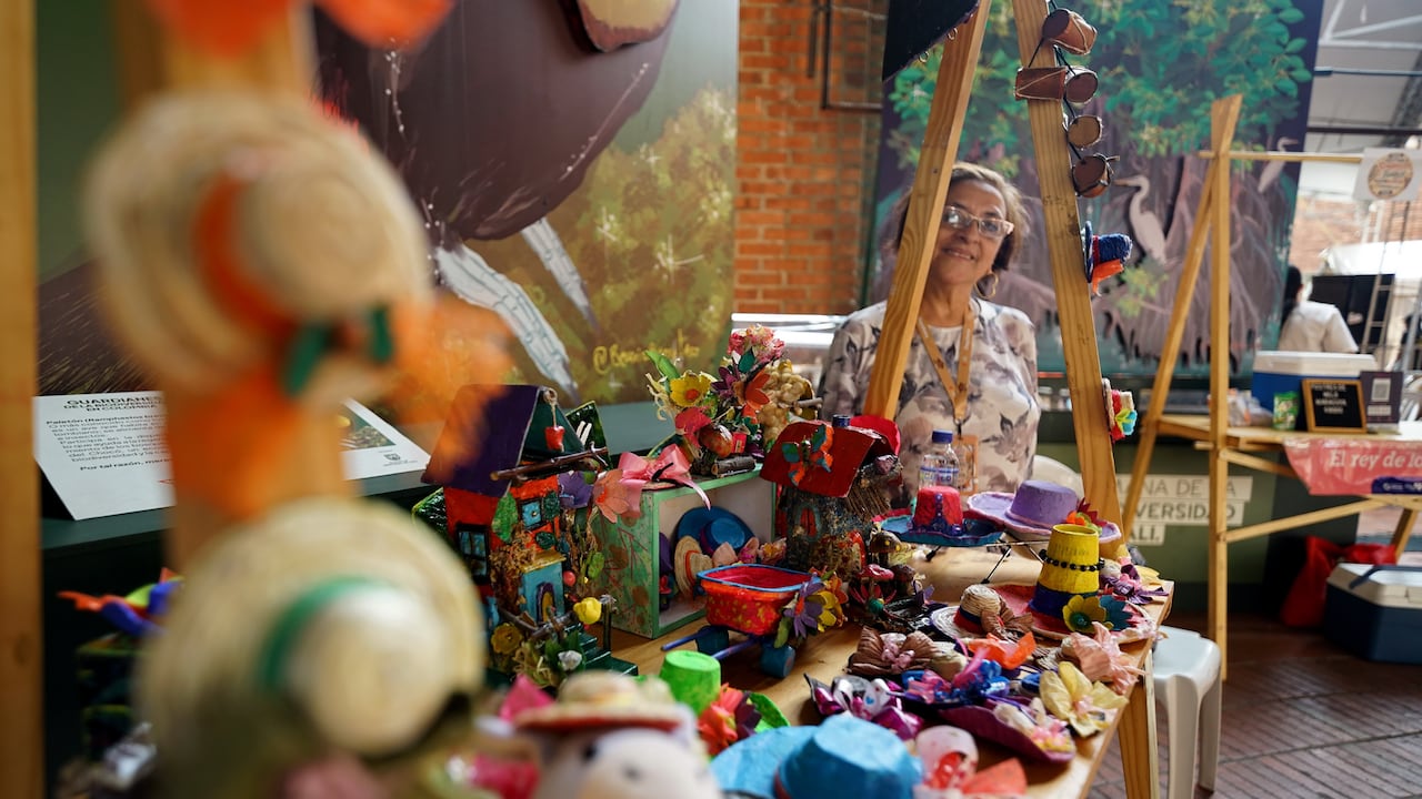 Gloria Amparo Garcés transforma materiales reciclados como tetra pak, cartón y papel maché en piezas artesanales y decorativas.