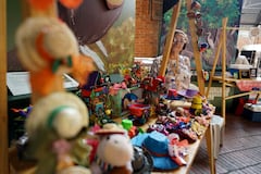 Gloria Amparo Garcés transforma materiales reciclados como tetra pak, cartón y papel maché en piezas artesanales y decorativas.