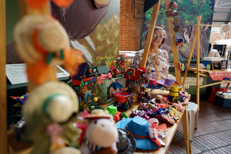 Gloria Amparo Garcés transforma materiales reciclados como tetra pak, cartón y papel maché en piezas artesanales y decorativas.