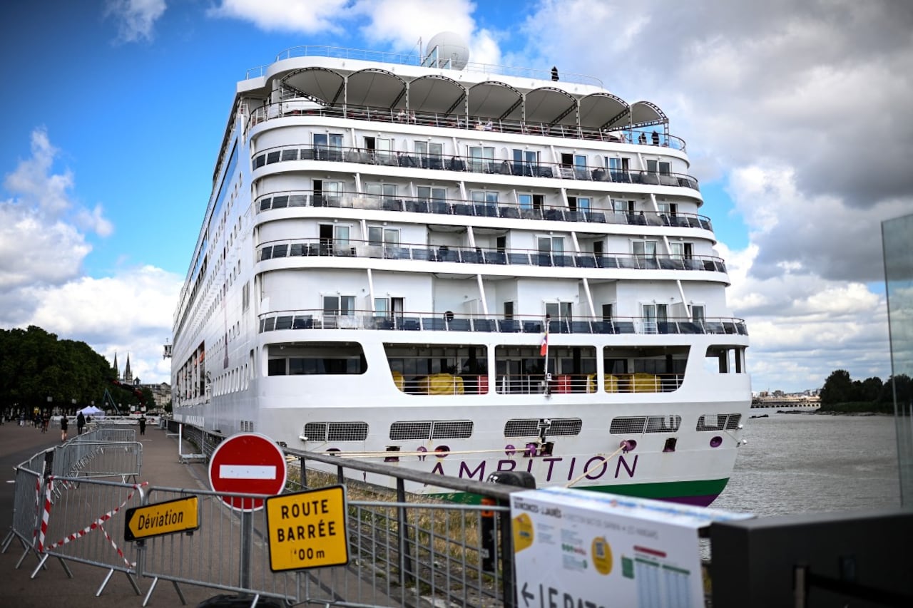 la compañía Ambassador Cruise Line permanece bloqueado en Burdeos mientras las autoridades investigan una posible intoxicación.