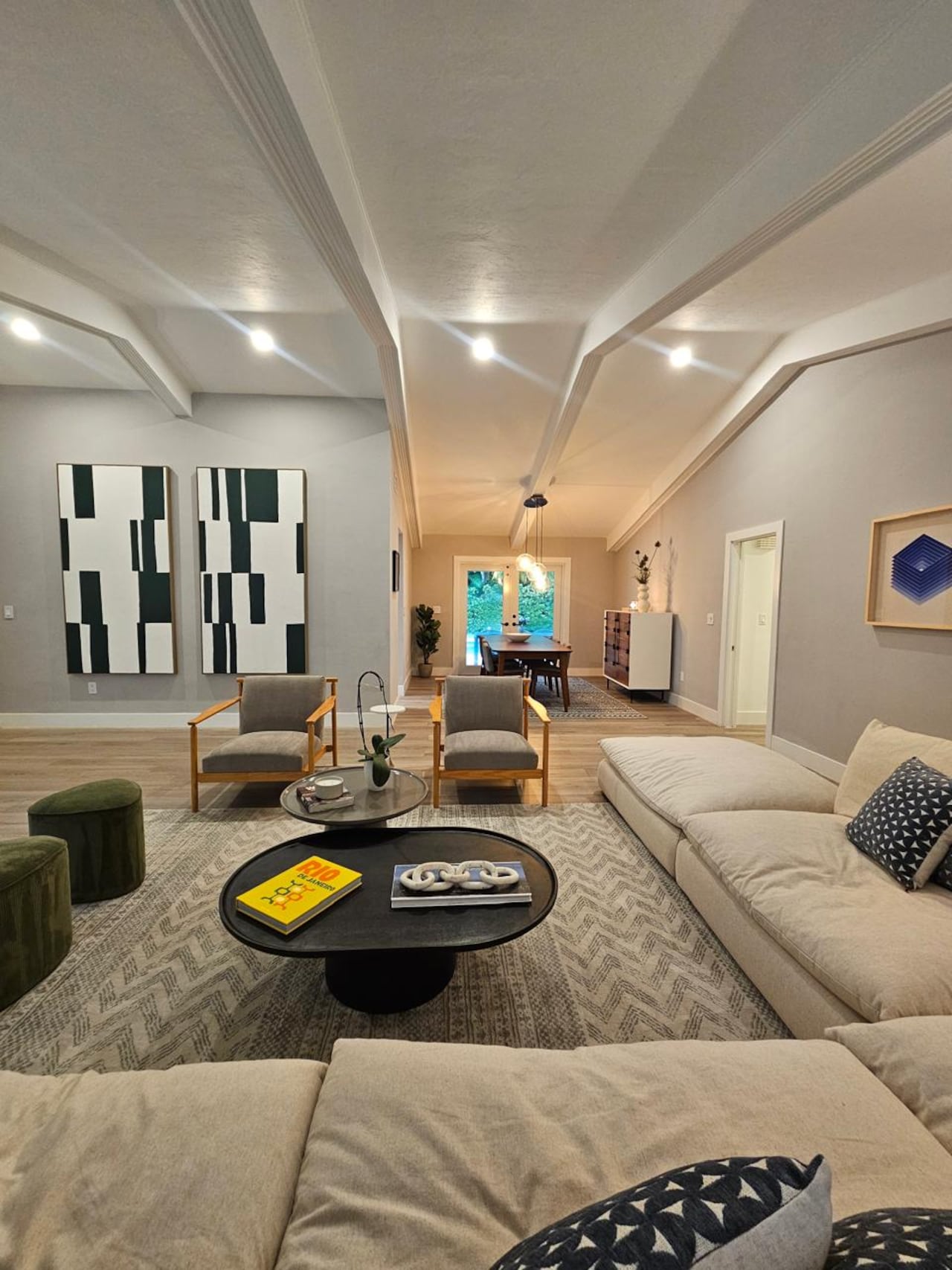 Los cojines y los cuadros o las obras de arte dan el acento perfecto en salas con muebles de colores beige o blancos.