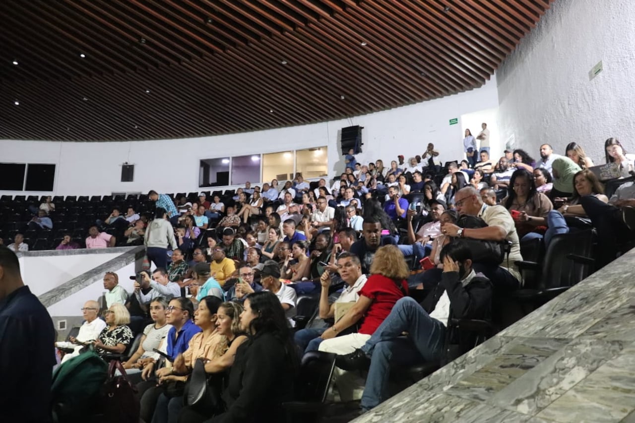 Las barras ciudadanas reclamaron respeto mientras se confirmaba la falta de quórum para avanzar con la entrevista y elección del nuevo contralor.