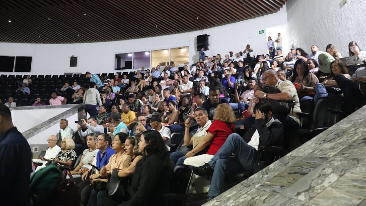 Las barras ciudadanas reclamaron respeto mientras se confirmaba la falta de quórum para avanzar con la entrevista y elección del nuevo contralor.