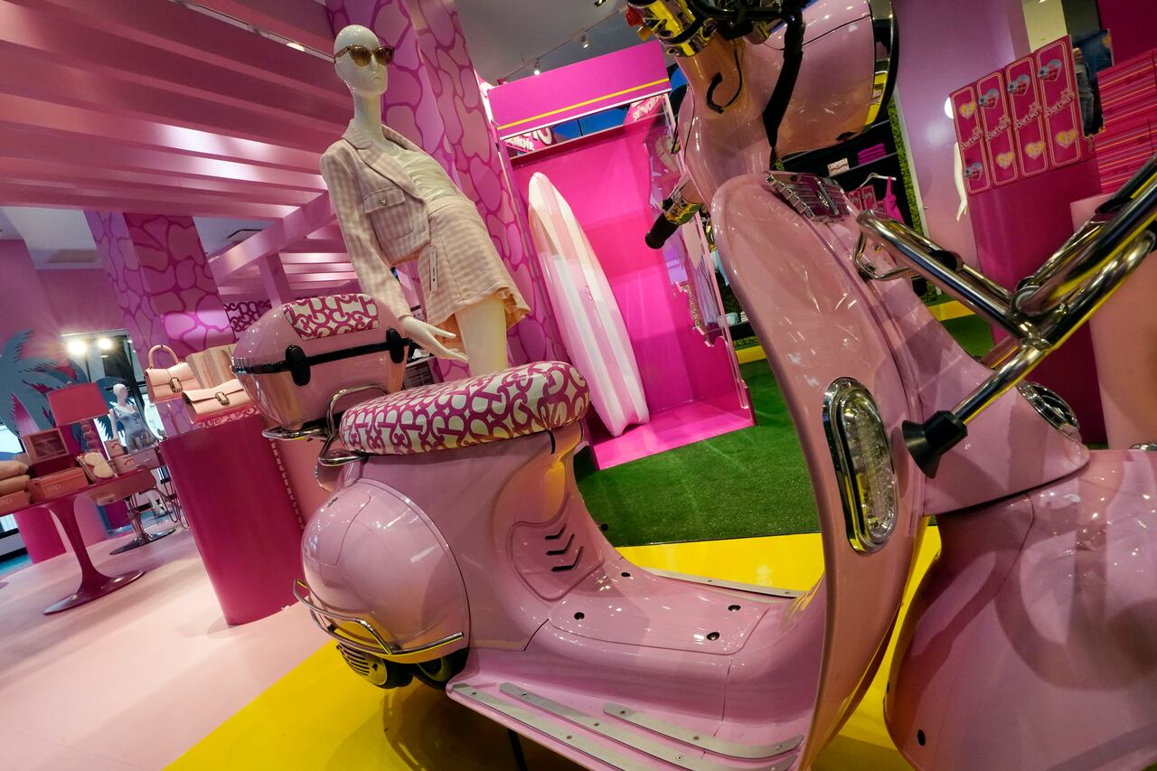 Una sección especial con el tema de Barbie se exhibe en una tienda de la cadena Bloomingdale's en Nueva York, el jueves 20 de julio de 2023. Antes del estreno de la película "Barbie", la empresa matriz Mattel creó un bombardeo de mercadotecnia de productos de más de 100 marcas. (Foto AP/Richard Drew)