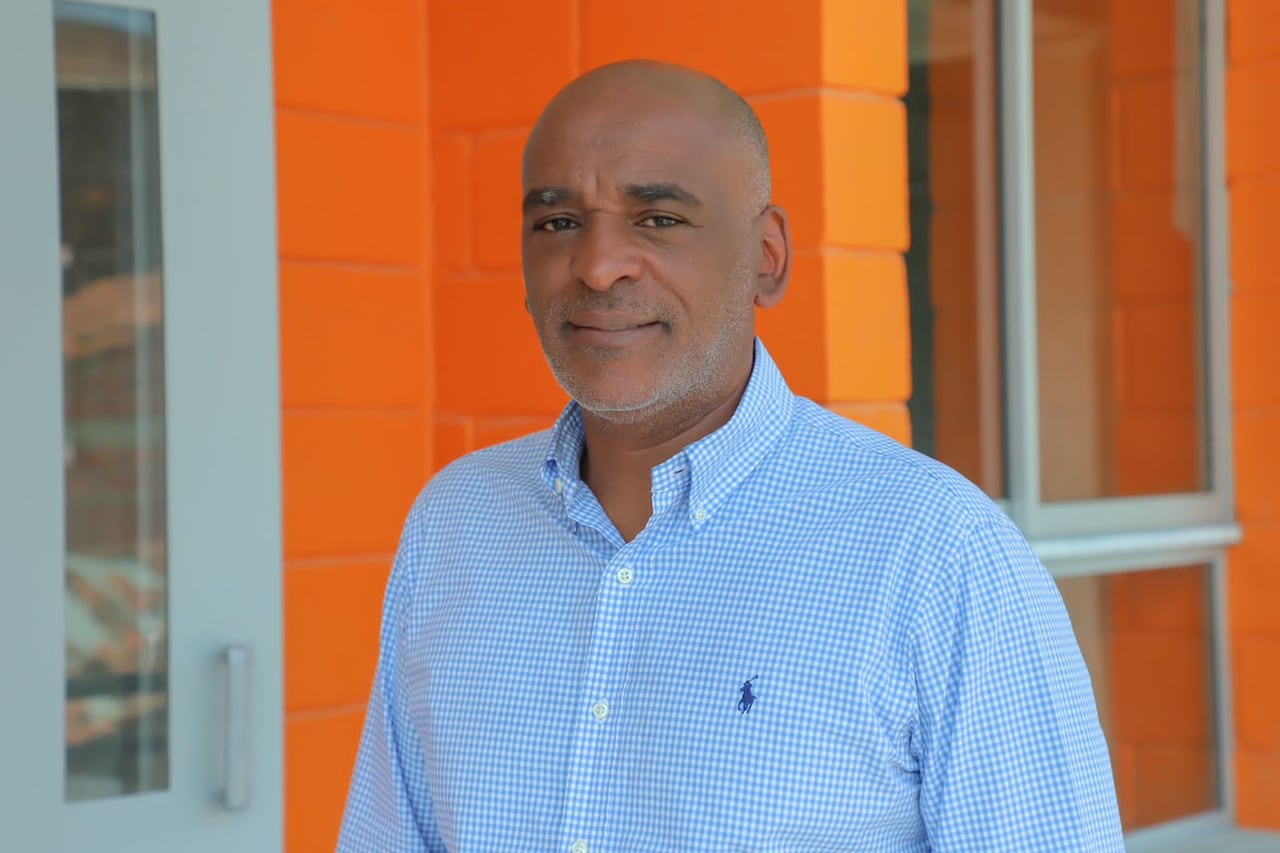 José Darwin Lenis es Ph. D. en Educación de la Universidad del Valle, se ha desempeñado como profesor invitado a seminarios en la Universidad George Washington en Estados Unidos y en las maestrías en educación de varias universidades colombianas. Fue secretario de Educación de Cali.