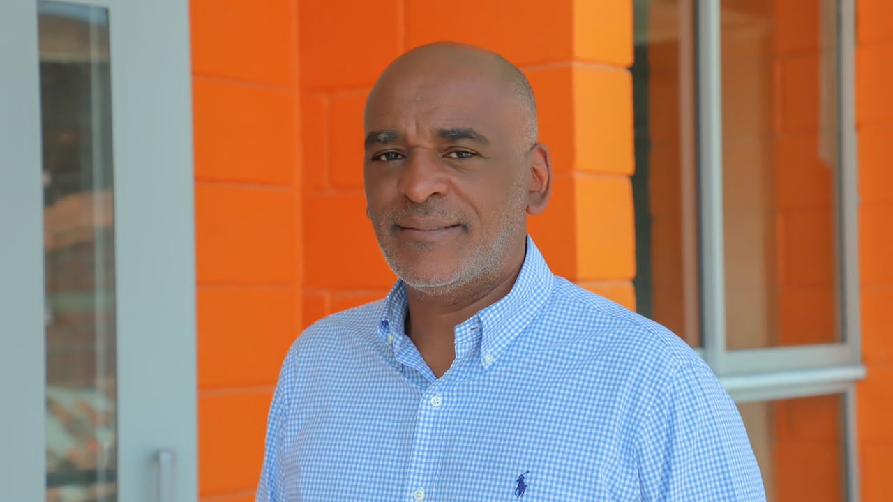 José Darwin Lenis es Ph. D. en Educación de la Universidad del Valle, se ha desempeñado como profesor invitado a seminarios en la Universidad George Washington en Estados Unidos y en las maestrías en educación de varias universidades colombianas. Fue secretario de Educación de Cali.