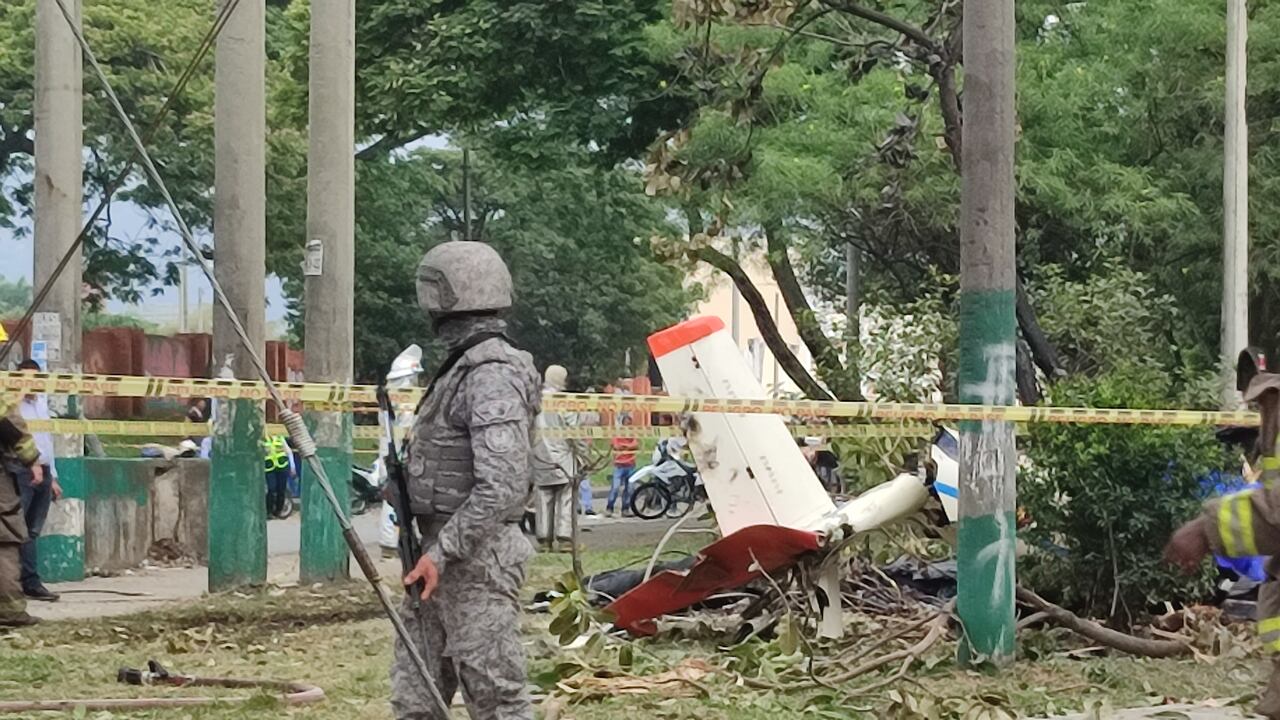 Accidente de avioneta de la FAC en Cali. Foto: Jorge Orozco / El País.