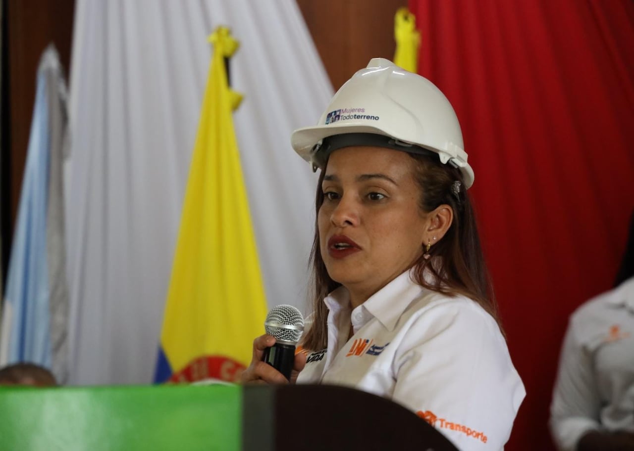 La entrega simbólica de los cascos marcó el cierre del proceso y el inicio de una nueva etapa laboral.