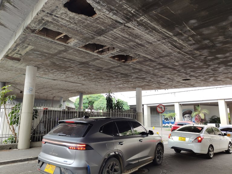 Aunque el desgaste en la cara inferior del puente genera inquietud entre los caleños, Infraestructura aseguró que la estabilidad de la estructura no está comprometida.