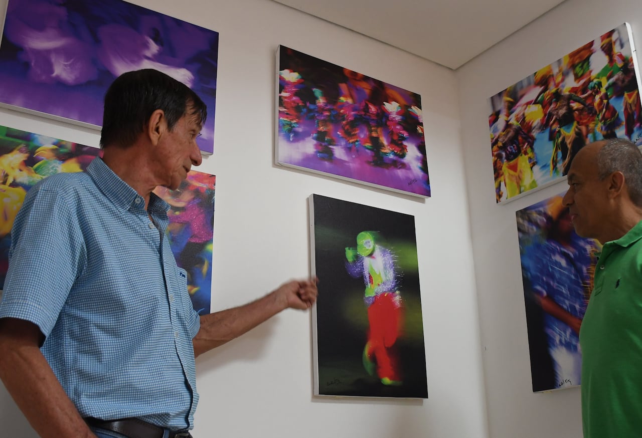 Vé: Exposición por sus 35 años como fotógrafo profesional Arley Acosta en la Biblioteca Departamental. Foto José L Guzmán. EL País.