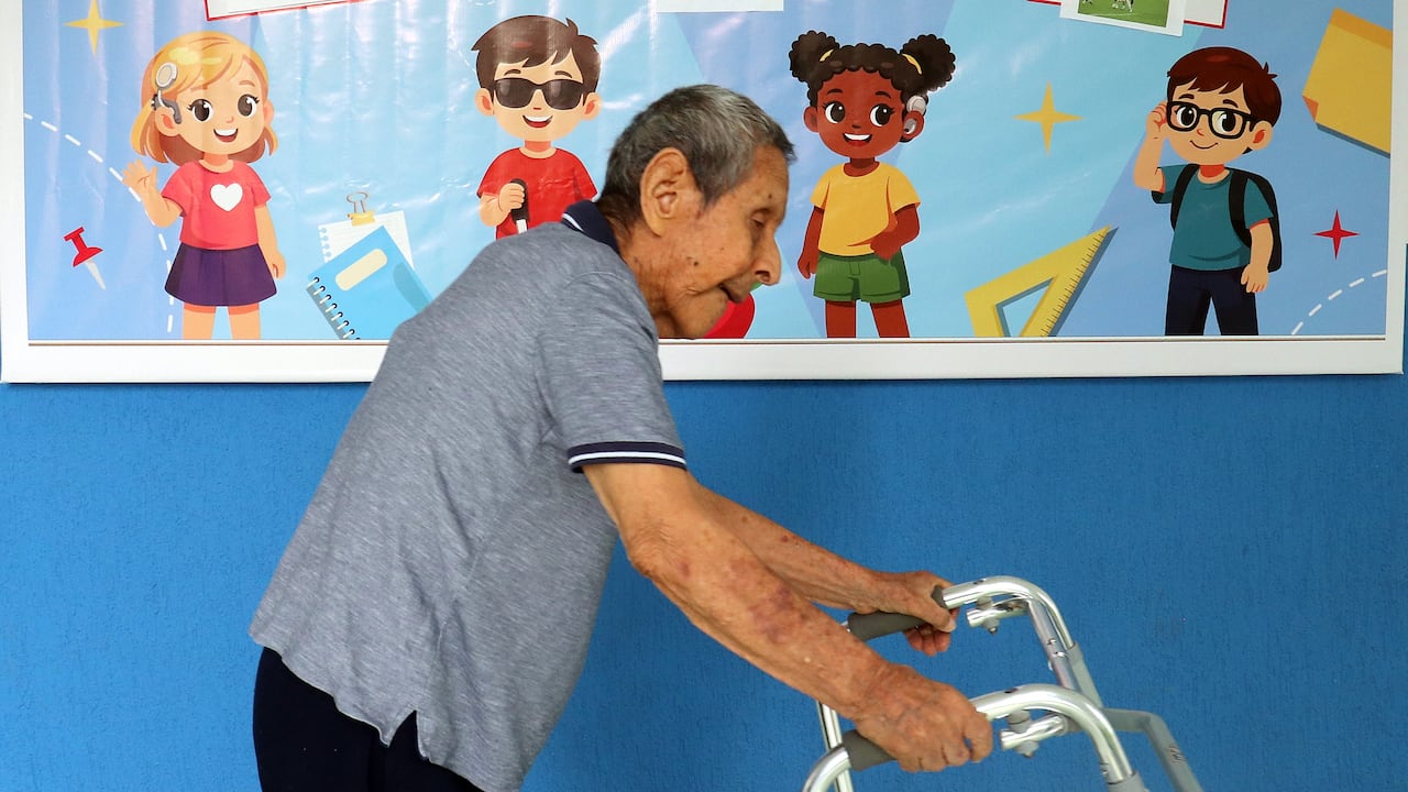 Apolinar, "polo" o "polito" lleva 80 viviendo en el Instituto de niños ciego y sordos porque nunca fue adoptado.