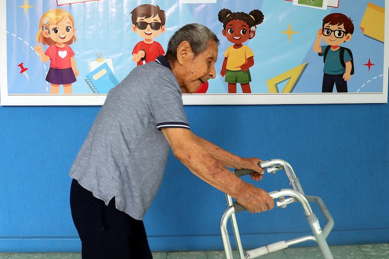 Apolinar, "polo" o "polito" lleva 80 viviendo en el Instituto de niños ciego y sordos porque nunca fue adoptado.