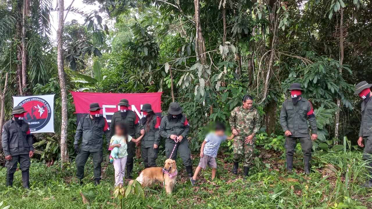 Primera imagen en cautiverio de la sargento Karina Ramírez junto con sus dos hijos y la mascota.