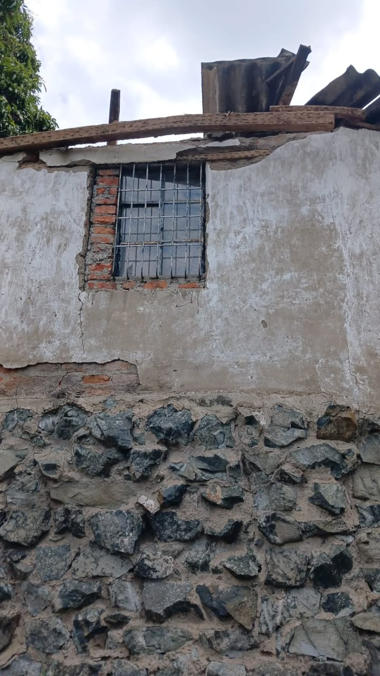La vivienda donde se encuentra el muro habría quedado inhabitable tras los daños ocasionados por el terremoto.
