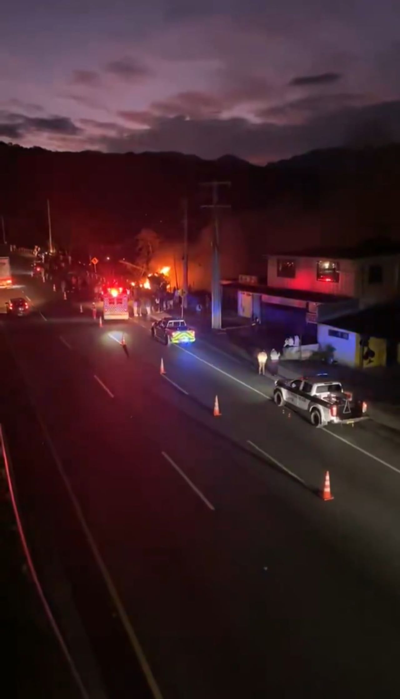 Según versiones preliminares, el vehículo transportaba combustible, lo que, al chocar, generó el incendio del mismo.