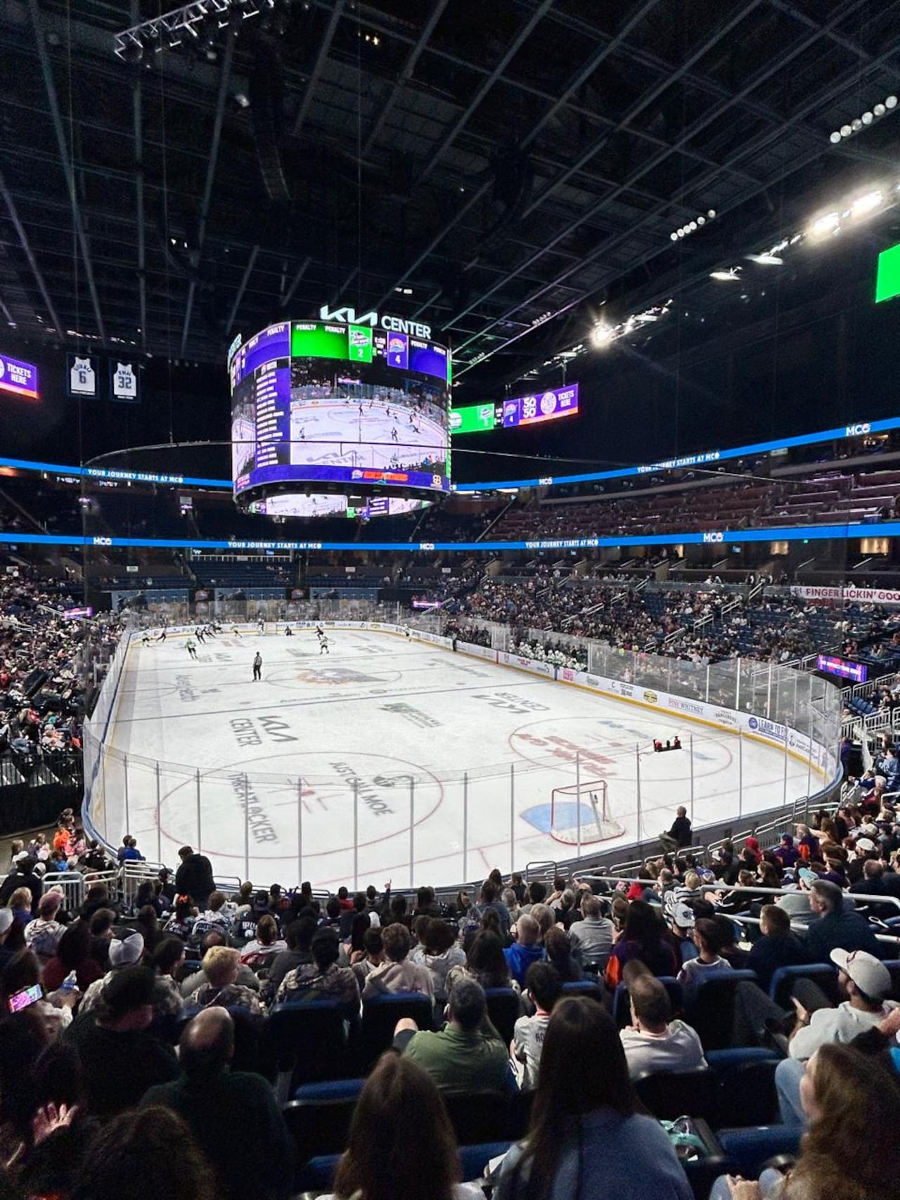 El Kia Center el es escenario en el que juegan los Orlando Solar Bears, el equipo de Hockey de la ciudad.