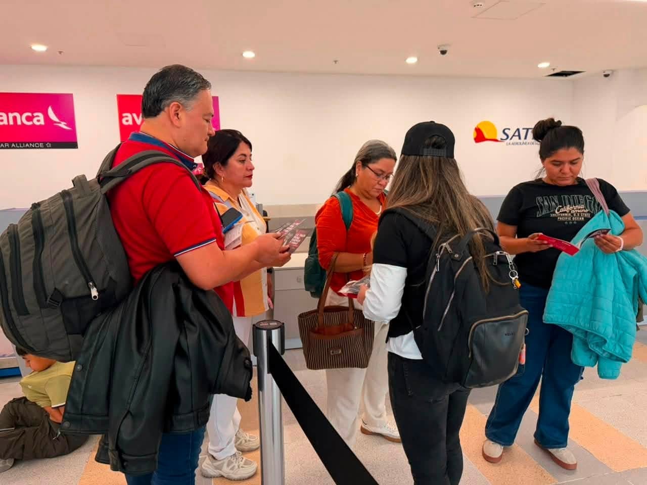 Ciudadanos en la Oficina de Pasaportes reciben información detallada sobre las líneas de ayuda y los protocolos de protección disponibles para víctimas de explotación laboral y sexual.