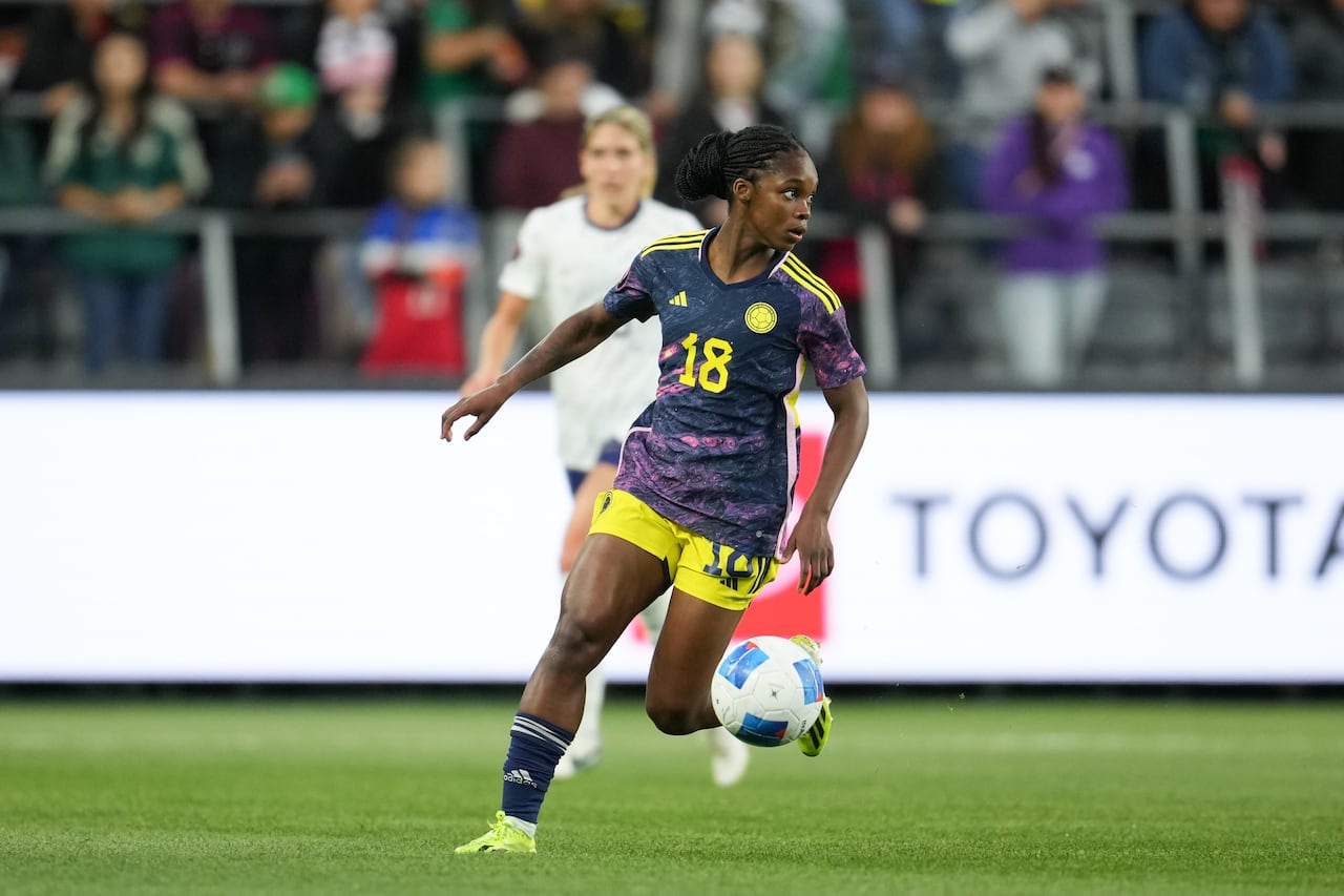 LOS ÁNGELES, CALIFORNIA - 3 DE MARZO: Linda Caicedo # 18 de Colombia durante la primera mitad contra Estados Unidos durante el partido de cuartos de final de la Copa Oro W de la Concacaf 2024 en el Estadio BMO el 3 de marzo de 2024 en Los Ángeles, California. (Foto de Brad Smith/ISI Photos/USSF/Getty Images para USSF).