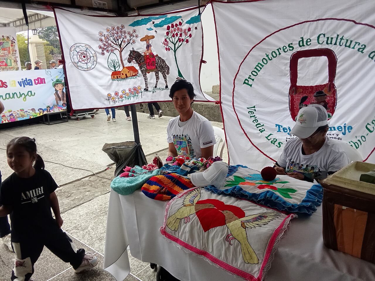 Las mujeres tejedoras están presentes en esta muestra cultural que se adelanta en la plazoleta del Banco de la República de Popayán.