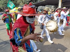 El carnaval de Barranquilla con Batalla de flores dio inicio oficial a cuatro días de cultura, colorido, tradición, pero sobre todo una "gozadera total" para propios y extraños que en esta ocasión presentó una participación a de 20 carrozas y estuvo a reventar en todo su recorrido por la vía 40. foto José L Guzmán. El País.