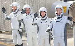 Los astronautas de la misión Crew-11, el cosmonauta de Roscosmos Oleg Platonov, el astronauta de la NASA Mike Fincke, la astronauta de la NASA y comandante de la misión Zena Cardman y la astronauta de la JAXA Kimiya Yui, saludan al despegar del Edificio de Operaciones y Verificación Neil A. Armstrong rumbo al lanzamiento del complejo LC-39A en el Centro Espacial Kennedy en Cabo Cañaveral, Florida, el 1 de agosto de 2025. Cuatro tripulantes a bordo de la Estación Espacial Internacional partieron el 14 de enero de 2026 después de que un problema médico provocara la interrupción de su misión un mes antes, una novedad para el laboratorio orbital.