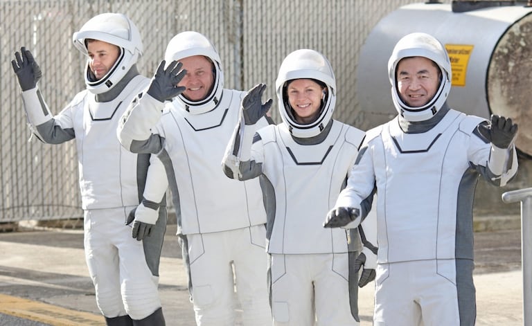 Los astronautas de la misión Crew-11, el cosmonauta de Roscosmos Oleg Platonov, el astronauta de la NASA Mike Fincke, la astronauta de la NASA y comandante de la misión Zena Cardman y la astronauta de la JAXA Kimiya Yui, saludan al despegar del Edificio de Operaciones y Verificación Neil A. Armstrong rumbo al lanzamiento del complejo LC-39A en el Centro Espacial Kennedy en Cabo Cañaveral, Florida, el 1 de agosto de 2025. Cuatro tripulantes a bordo de la Estación Espacial Internacional partieron el 14 de enero de 2026 después de que un problema médico provocara la interrupción de su misión un mes antes, una novedad para el laboratorio orbital.