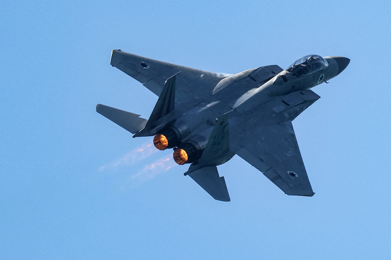 Un avión de combate F-15E Strike Eagle de la Fuerza Aérea Israelí sobrevuela la zona durante una exhibición aérea en Tel Aviv (Foto de JACK GUEZ / AFP).