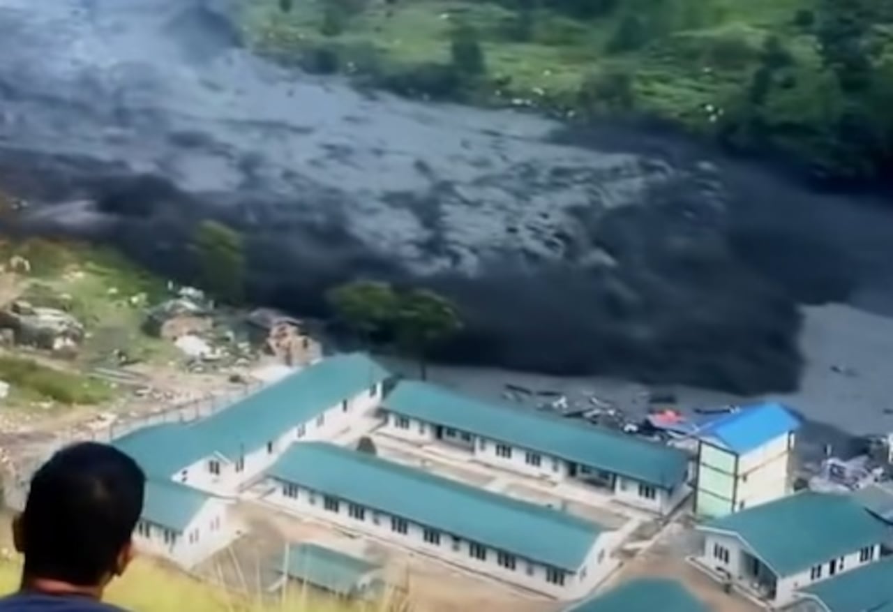Una nueva crecida repentina del río Budhi Gandaki, en el distrito de Gorkha, arrasó entre 35 y 40 viviendas y destruyó seis puentes, según reportes locales.
Al menos 10 personas estarían desaparecidas o incomunicadas, mientras seis fueron rescatadas en helicóptero por el Ejército. La riada también dañó instalaciones de un proyecto hidroeléctrico de 341 MW.