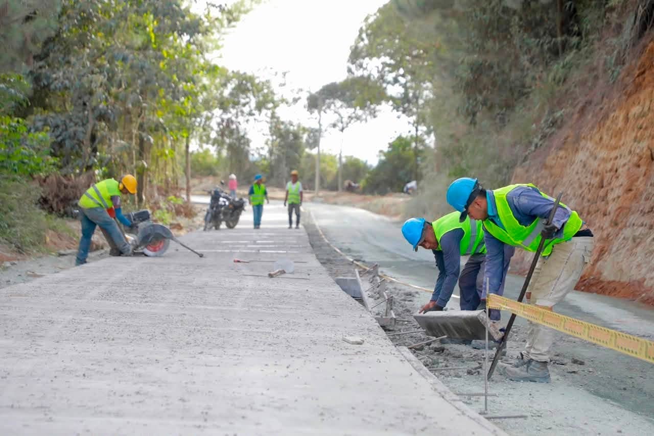 Así es la construcción de una carretera en la zona rural del municipio de Popayán, Cauca.