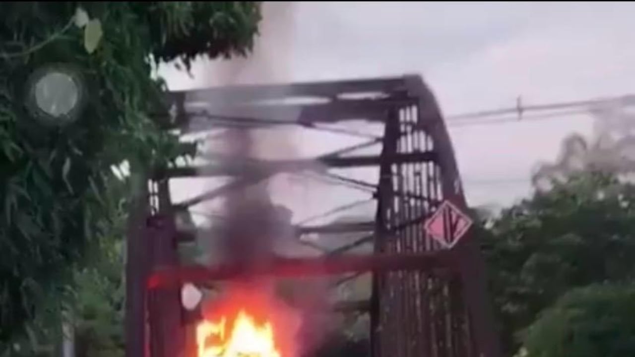 Bloqueos y quema de vehículos reflejan escalamiento del conflicto minero en el Bajo Cauca. Mineros se niegan a despejar las vías taponadas.