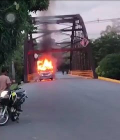Bloqueos y quema de vehículos reflejan escalamiento del conflicto minero en el Bajo Cauca. Mineros se niegan a despejar las vías taponadas.
