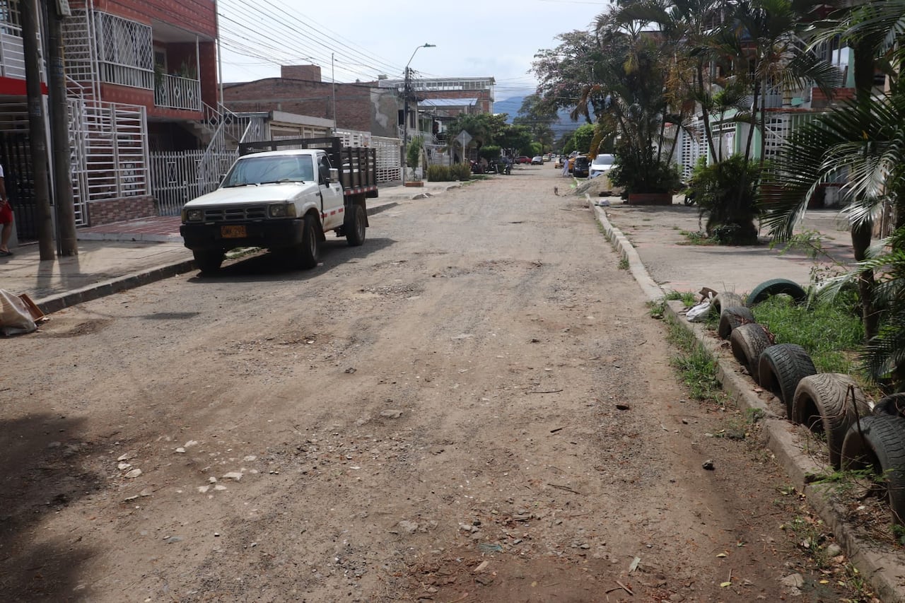 Huecos, escombros y polvo caracterizan el estado de esta calle del barrio El Diamante, donde la comunidad asegura no haber recibido intervención oficial.
