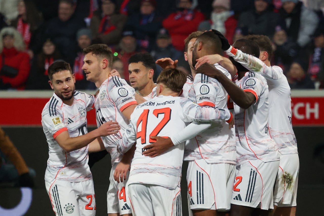 Los jugadores del Bayern Múnich celebran después de que el defensa croata #44 Josip Stanisic (2I) anotara el primer gol de su equipo durante el partido de fútbol de la primera división de la Bundesliga alemana entre el FC Heidenheim y el FC Bayern Múnich en Heidenheim, sur de Alemania, el 21 de diciembre de 2025. (Foto de Karl-Josef HILDENBRAND / AFP)