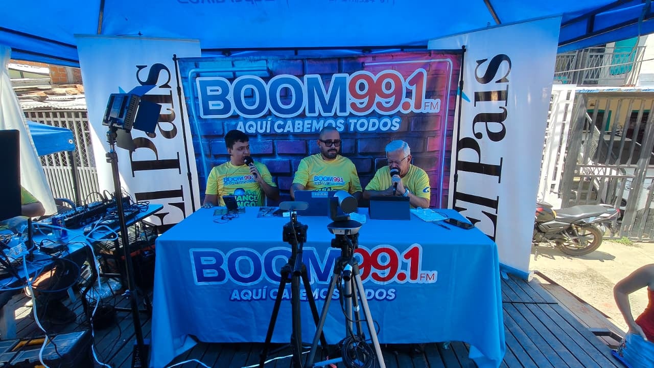 La actividad permitió a los asistentes conocer herramientas como El País Denuncia, facilitando la participación ciudadana y el reporte de problemáticas locales.