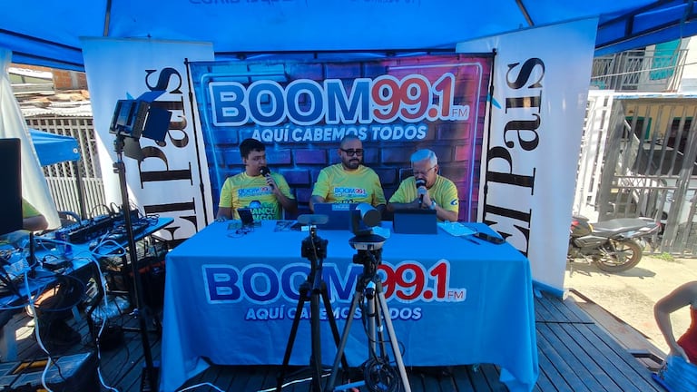 La actividad permitió a los asistentes conocer herramientas como El País Denuncia, facilitando la participación ciudadana y el reporte de problemáticas locales.