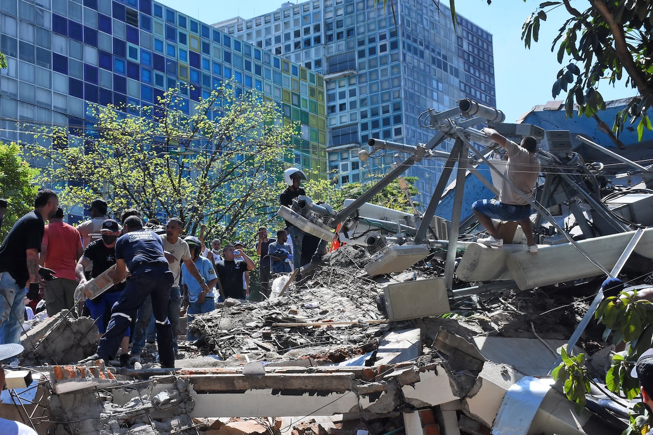 Terremoto en Cali, Colapso de infraestructura en diferentes lugares de la ciudad. Clínica de Colores, DESA, Galería Alameda, Edificaciones sobre la avenida roosvelt y al frente del coliseo de Hockey Miguel Calero.